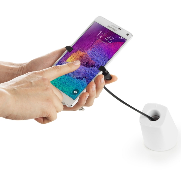 Khách hàng trải nghiệm điện thoại khi gắn thiết bị bảo vệ HS150