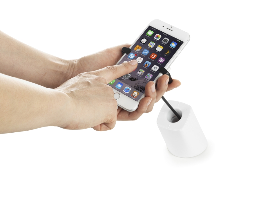 Khách hàng tương tác với điện thoại được gắn thiết bị bảo vệ HS150