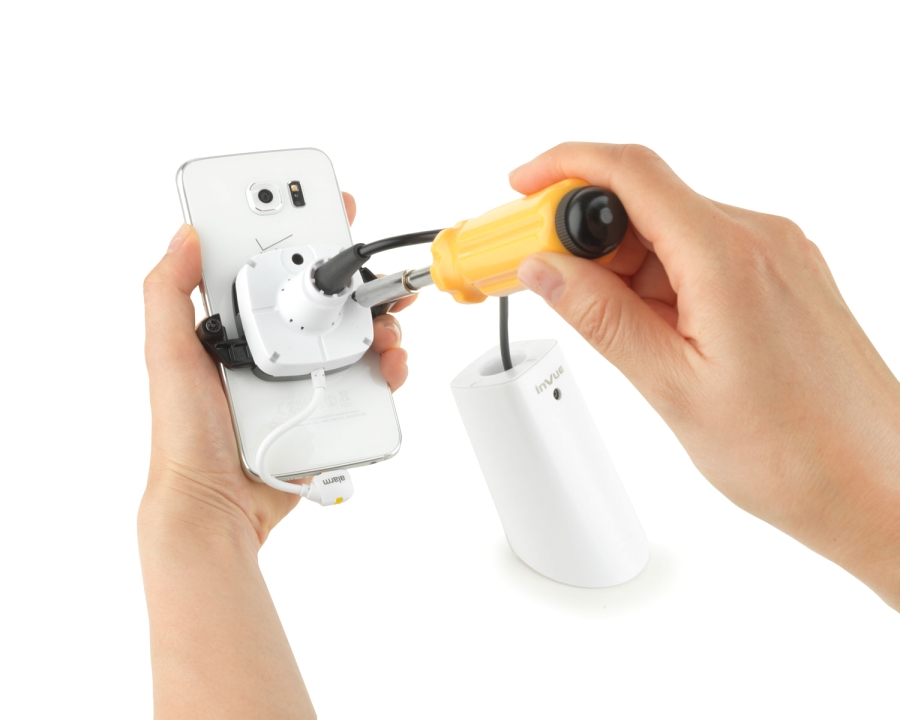 Tháo điện thoại ra khỏi thiết bị bảo vệ để lưu kho hàng ngày