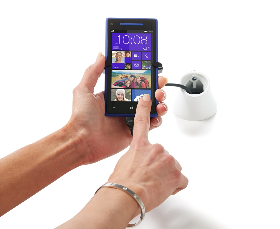 Khách hàng trải nghiệm điện thoại HTC trưng bày