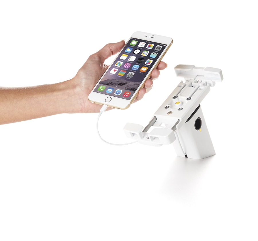 Khách hàng tương tác trực tiếp với Iphone 6 Plus được gắn thiết bị bảo vệ HS400