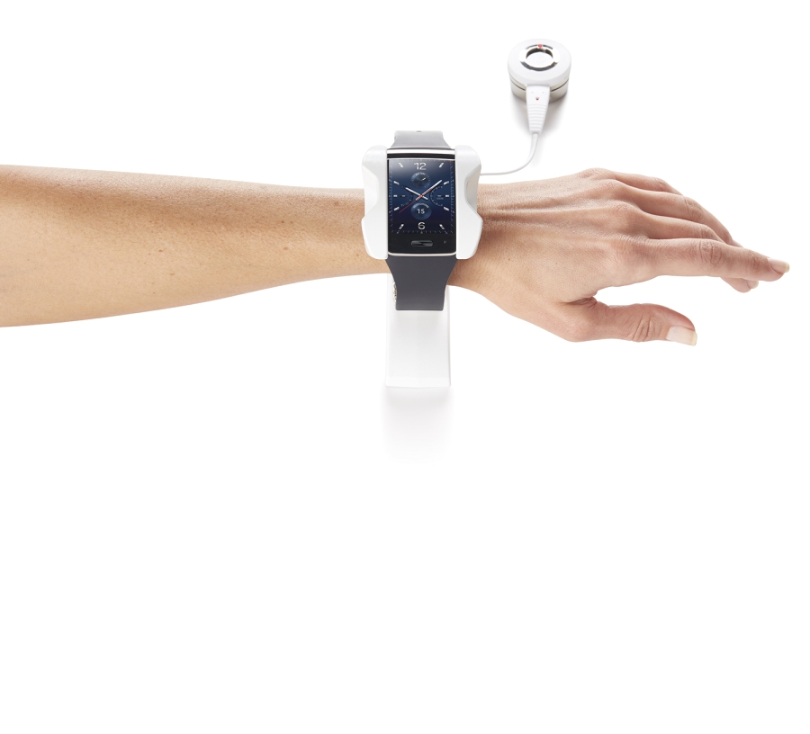 Hình ảnh khách hàng trải nghiệm đồng hồ thông minh Samsung trưng bày