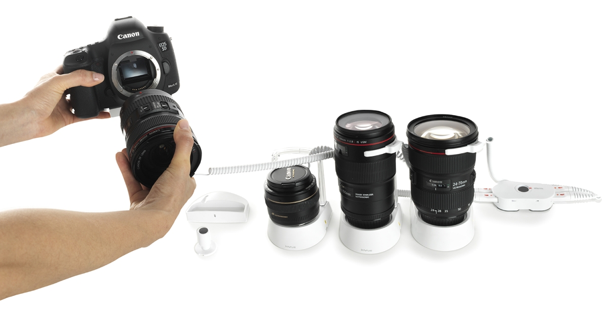 Khách hàng trải nghiệm ống kính máy ảnh được gắn thiết bị bảo vệ LS100