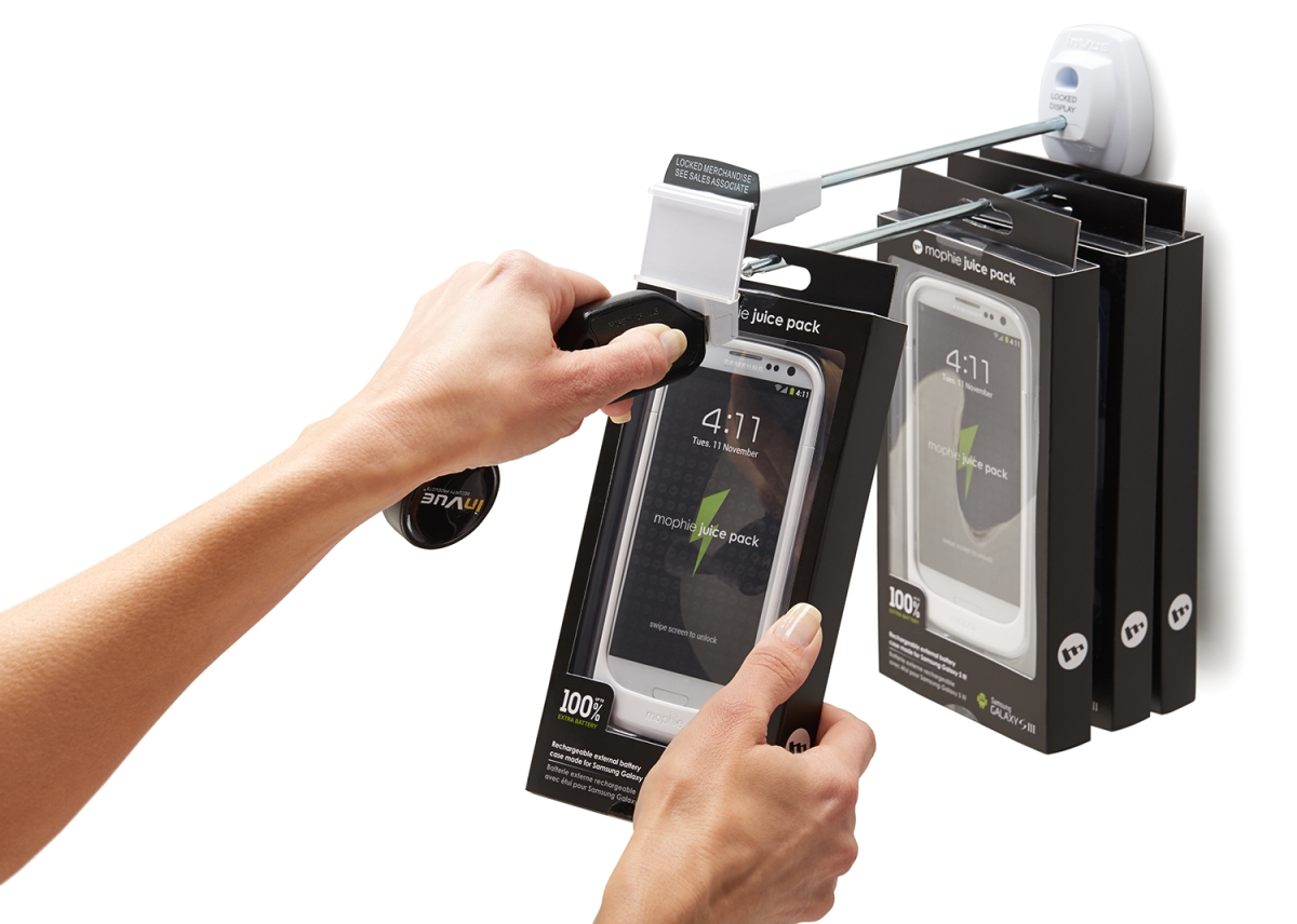 Sử dụng chìa khóa từ của Invue để mở móc treo Locking Hooks