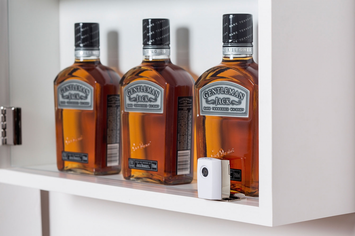 Khóa thông minh Showcase Lock sử dụng cho tủ trưng bày rượu Gentleman Jack