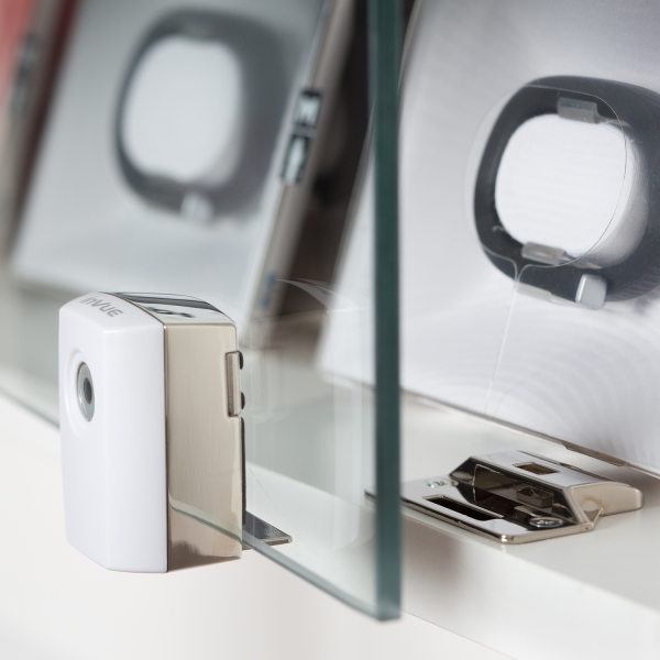 Khóa thông minh Showcase Lock sử dụng cho tủ kính trưng bày phụ kiện điện tử