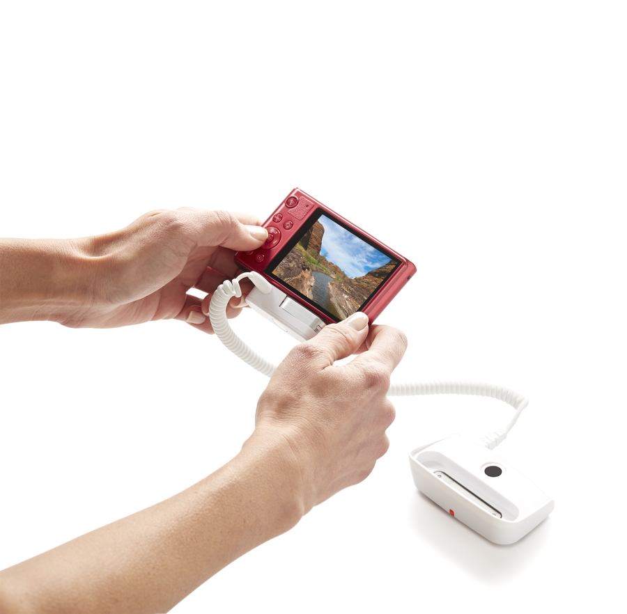 Khách hàng trải nghiệm máy ảnh được gắn thiết bị bảo vệ