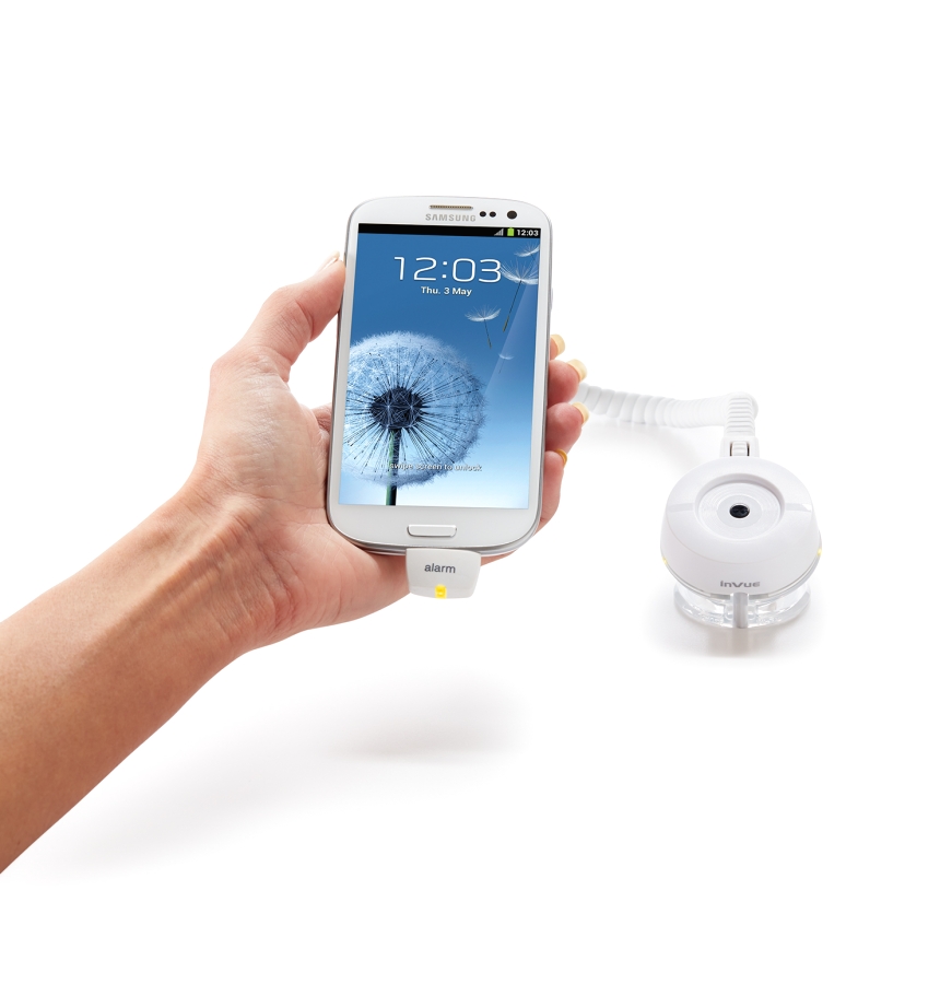 Khách hàng trải nghiệm điện thoại Galaxy S3 được gắn thiết bị bảo vệ S2000