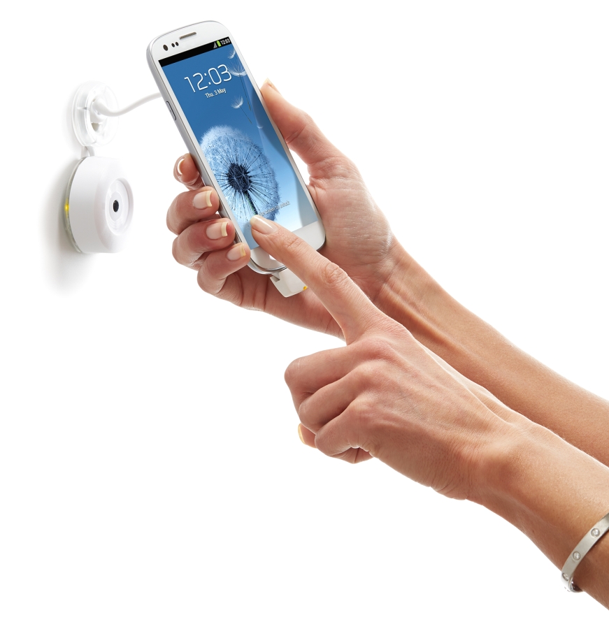 Khách hàng trải nghiệm điện thoại Galaxy S3 trưng bày treo trên tường